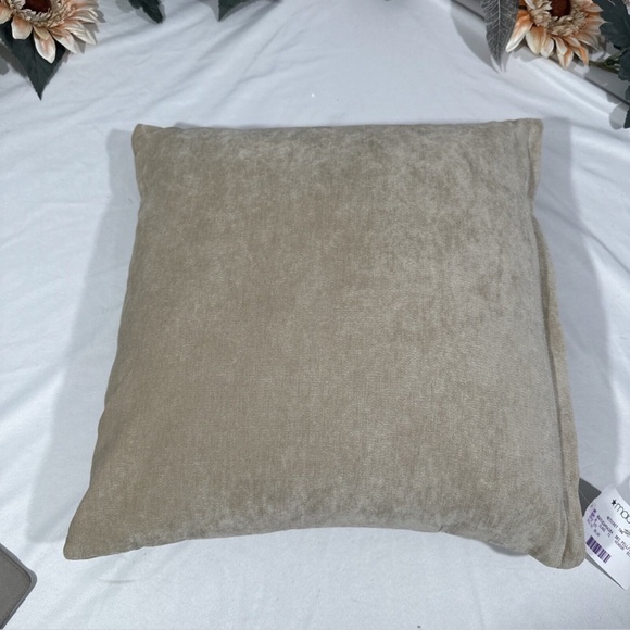 NEW $88 Siscovers Padma Decorative Pillow [ 16"‎ x 16" ] in Parchment - Picture 2 of 10